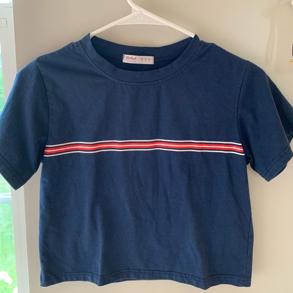 Romwe’s cropped navy blue tee.